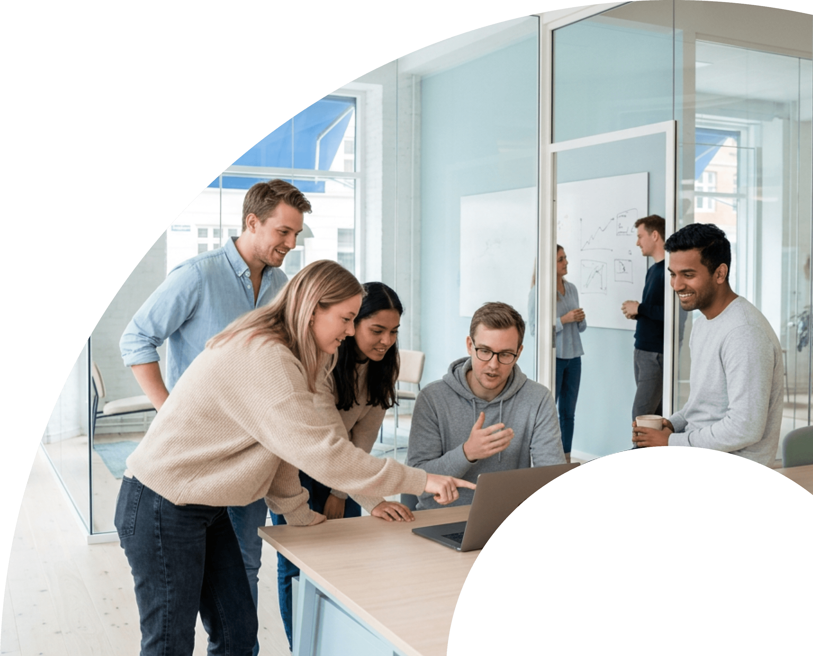 Uma equipe de produto colaborando no BridgeApp